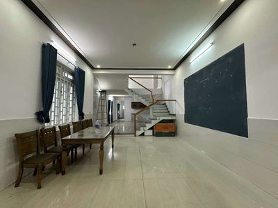 Cho thuê nhà 3 tầng mặt tiền đường Nguyễn Xí