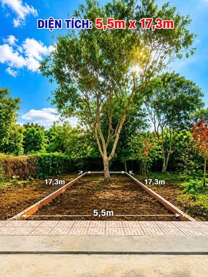 nền đường rộng 16m có vỉa hè và đèn đường