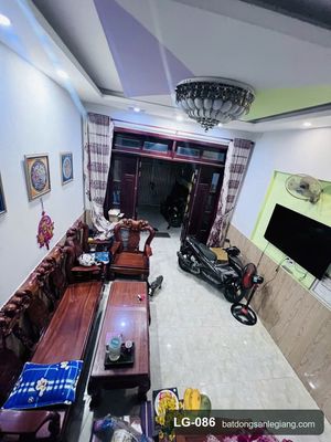 Nhà 3 tầng - hẻm xe hơi thông, vào nhà được, nhà có sân đậu xe hơi — ảnh 1