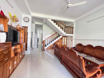 Nhà 2 tầng - phú vang - bình kiến
