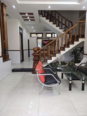 Cho thuê nhà 2 tầng ngang 8m có sân vườn đường cách mạng tháng 8