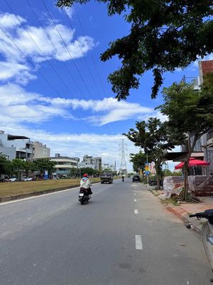 SẬP HẦM lô 29/3 111 m2 gần vòng xoay giá 8.x tỷ