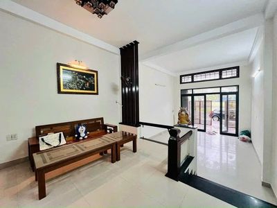 Cho thuê nhà 2 tầng mặt tiền đường An Dương Vương, Mỹ An, sát sông Hàn