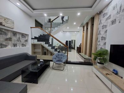 Cho thuê nhà 2 tầng mặt tiền đường: nguyễn xiển - nam việt á
