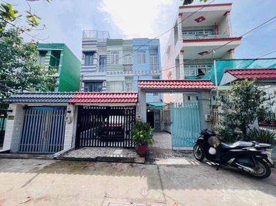 Nhà có sân rộng 4 pn ở liền