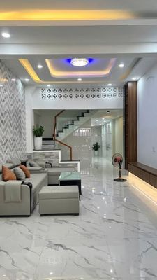 Nhà 4x17m, 3 tầng, 8.65 tỷ gần Đầm Sen