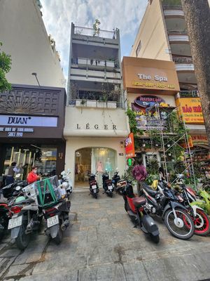 Tiệm tóc - spa MT 163 Lý Tự Trọng, Q1. Dt: 4x20m, Kc: trệt 3 lầu