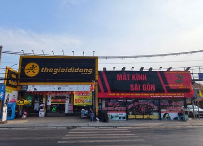 Mặt bằng gần 300m2 TGDD đang thuê ngã tư Quán Đôi