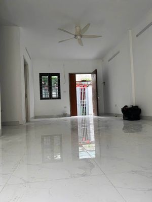 Cho thuê nhà 90m2 Ngõ 135 Đội Cấn, Ba Đình, có sân