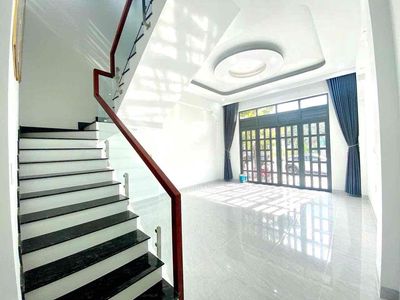 Cho thuê nhà trệt 2 lầu - sân thượng kdc hưng phú