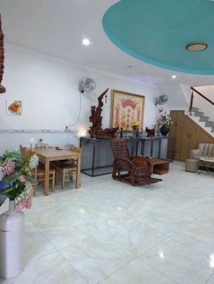 Nhà một trệt một lầu, mặt tiền 12m, có chỗ đâụ xe hơi, phong thủy đẹp