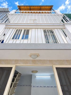 3 tầng 2pn + ban công 2wc, cách hẻm xe hơi 3 căn, 12m2 đất vuông vức