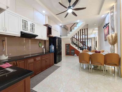 73m2.( 4x18) nhà đẹp vườn là–hẻm ô tô thông – 2 tầng – full nội thất