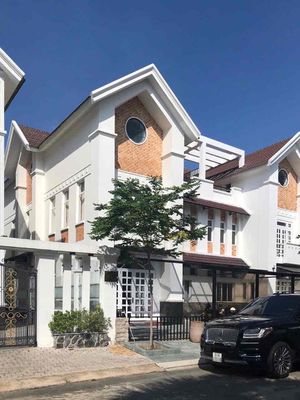 Cho thuê biệt thự -ngay khu biệt thự hoàng gia – trung tâm hành c