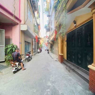 Siêu ngon. Sông sét lô góc hai thoáng cách ô tô 20m , dt 40m -5 ngủ sg
