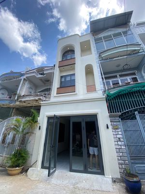Bán nhà 3 tầng Nguyễn Văn Khối - dt đất 73.3m full nội thất, thang máy