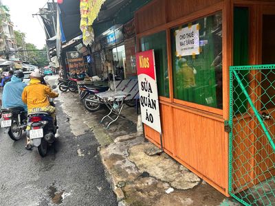 Kiot mặt tiền cổng chợ Tân Sơn Nhất