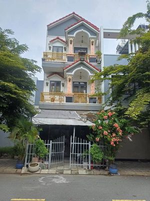 Nhà bán 1 trệt 2 lầu, 3PN, 3 máy lạnh, 4 toilet, sân thượng, Bình Dươn