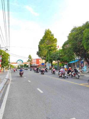 Nhà mặt tiền Nguyễn An Ninh, Dĩ An, 20m, 9 tỷ