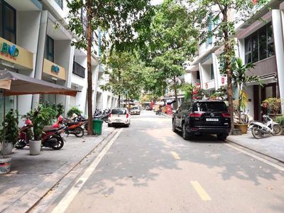 40tr/th cho thuê Galaxy Vạn Phúc, 91m2 6 tầng, hoàn thiện thông sàn