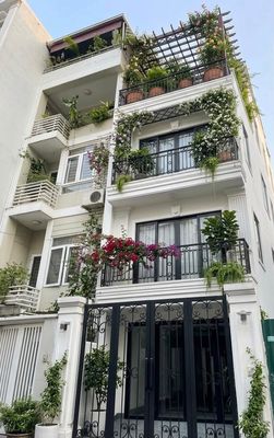 Nhà 5 tầng 71m2 Bồ Đề, kinh doanh, thang máy, full nội thất
