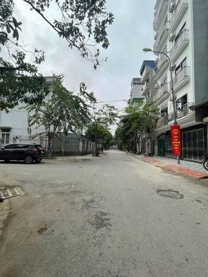 Cho thuê nhà C4 Văn Khê, có gác xép, đường ô tô tránh