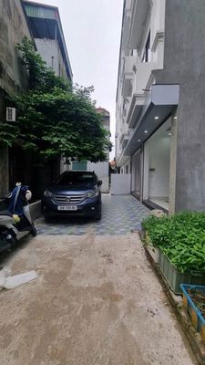 Cho thuê nhà nguyên căn có thang máy, ô tô vào nhà tại Cự Khối, Long B
