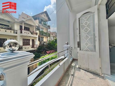 Phòng mới xây giá rẻ ngay trần não