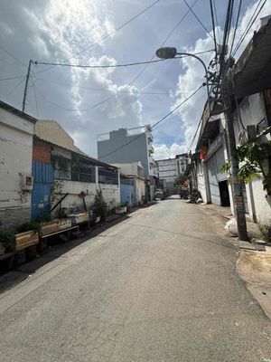 879// Hương Lộ 2 dt 8x20m 1 lầu xuống giá 8..2 ty chốt