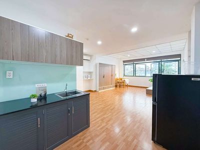 Cho thuê căn hộ studio rộng 50m², thang máy, bảo vệ, máy giặt riêng