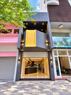 ngay phố đi bộ Nguyễn Huệ, Q1