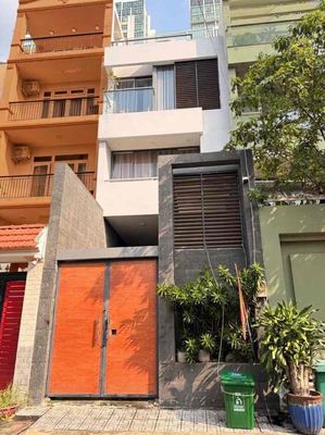 Nhà phố Style Hiện đại- cửa kính đón ánh sáng, sát công viên — ảnh 1
