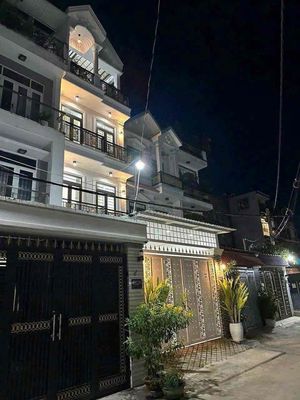 Nhà hẻm 1979 có sân xe hơi ở liền — ảnh 1