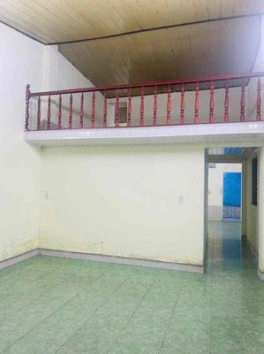 Cho thuê nhà nguyên căn gác lửng dtsd 100m2 có sân và phòng khách — ảnh 1