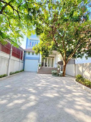 Cho Thuê Nguyên Căn Biệt Thự DT 10x40m 1Trệt 1Lầu 4Pn 4Wc Sân Vườn — ảnh 1