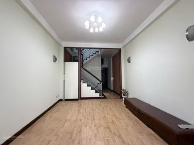 Cho thuê nhà Hoàng Cầu 50m², 3PN, mt4m, ban công thoáng, oto chỉ 30tr — ảnh 1