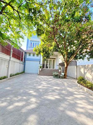 Cho Thuê Nguyên Biệt Thự Sân Vườn DT 10x40m 1Trệt 1Lầu 4Pn 4Wc Hẻm Tải — ảnh 1