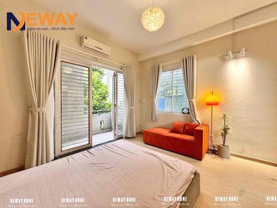 Căn hộ 1 phòng ngủ ban công mặt tiền đường sát ULAW gần cầu Khánh Hội — ảnh 1