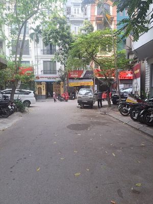 Cho thuê nhà ngõ 40 Trung Kính - Diện tích 65m2 x 4 tầng đường hè rộng — ảnh 1