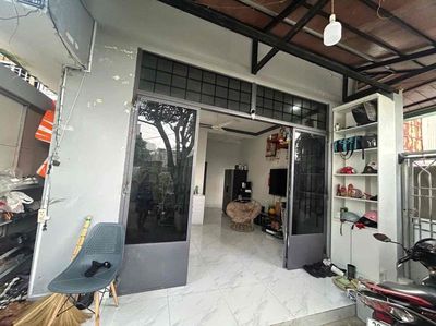 Xe hơi đậu cổng - nhà diện tích sử dụng nhiều - khu vực an ninh yên t — ảnh 1