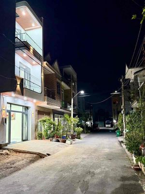 Nhà đẹp 1 trệt 2 lầu kdc Bửu Hoà - ngay cà phê Lộc Vừng — ảnh 1
