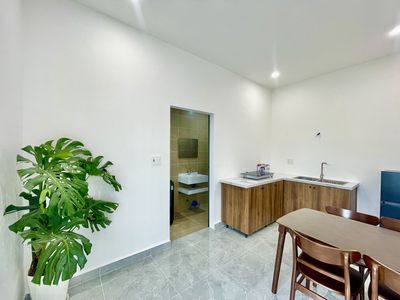 Cho thuê căn hộ 1 phòng ngủ có cửa sổ lớn gần ngay ngã năm đại học — ảnh 1