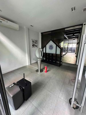 Nhà mặt tiền trưng nữ vương . 3 tầng thông suốt — ảnh 1