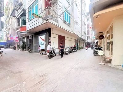 Nhà phân lô ô tô, lô góc Trần Quốc Hoàn, Cầu Giấy - 15.9 tỷ — ảnh 1