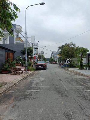 Nhà 1 trệt 2 lầu, sân ô tô - Đông Hòa — ảnh 1