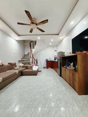 Cho thuê nhà nguyên căn ngõ 255 Lĩnh Nam, 30m2, 4 tầng, 6 triệu/tháng — ảnh 1