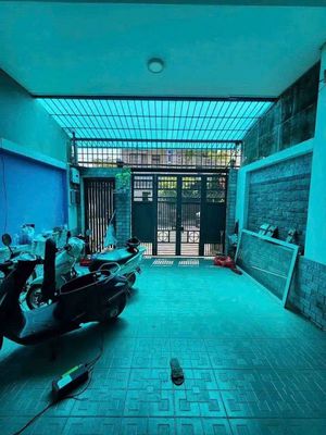 Nhà mặt tiền đường thông sân xe hơi — ảnh 1