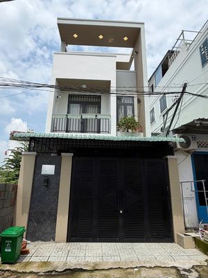 Nhà mới dọn ở ngay, sân đậu xe hơi rộng rãi, Gần Trạm Y tế Bình Chiểu — ảnh 1