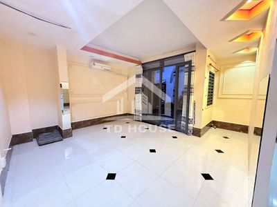 Cho thuê nhà lầu mặt tiền hẻm Trần Hưng Đạo phù hợp kinh doanh và ở — ảnh 1