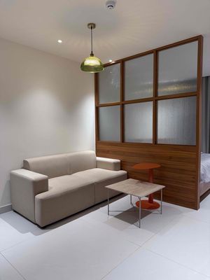 High-end 1-bedroom apartment for rent – opposite park & 3-min walk to — ảnh 1